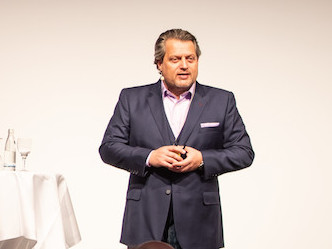 "Top Service für Top Praxen" von Carsten Schlüter auf den DENTAL TEAMDAYS in Berlin