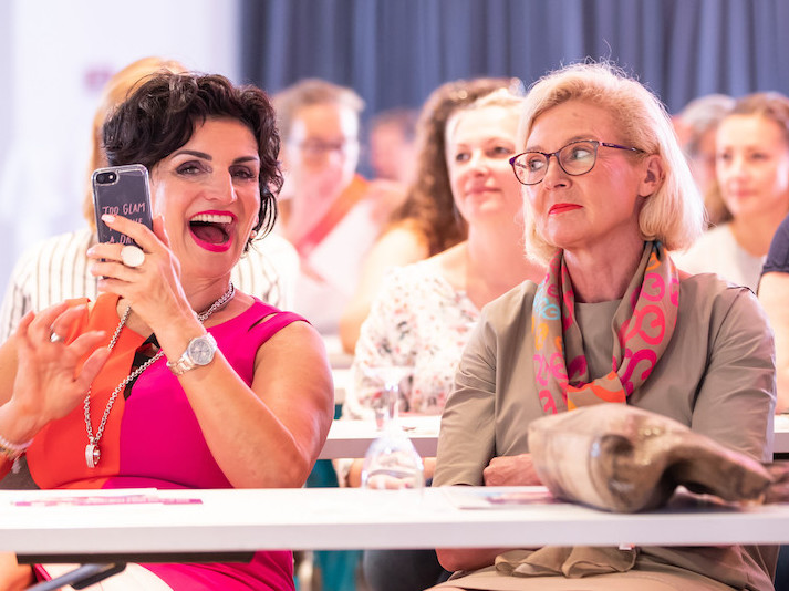 "Wie mein Auftritt zum Erfolgsfaktor wird" von Beate Recker und Dr. Sabine Hopmann auf den DENTAL TEAMDAYS in Berlin